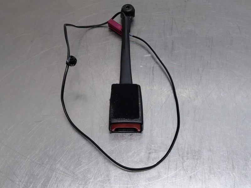 Recambio de enganche del cinturon delantero izq para ford focus iii 1.6 tdci referencia OEM IAM 1852180  