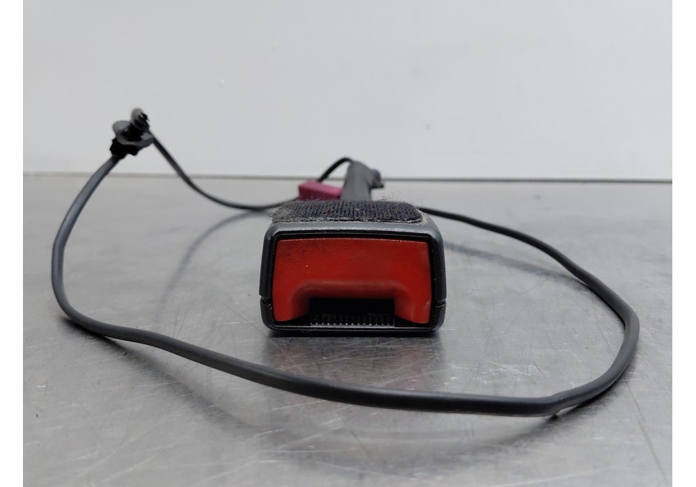 Recambio de enganche del cinturon delantero izq para ford focus iii 1.6 tdci referencia OEM IAM 1852180  