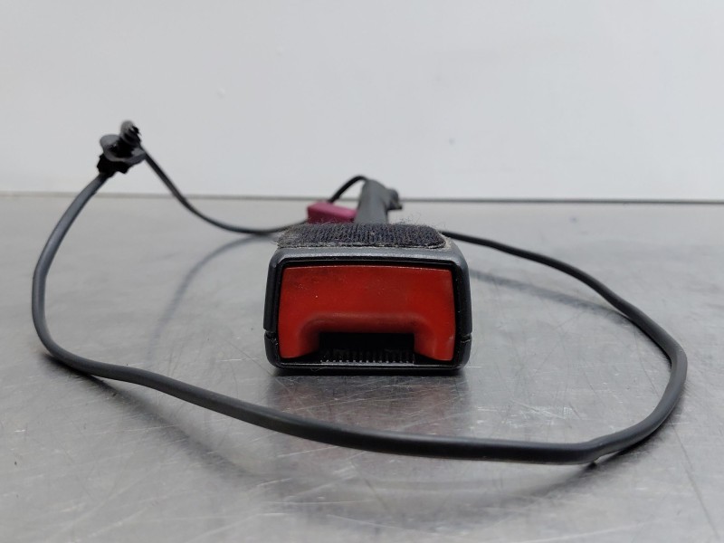 Recambio de enganche del cinturon delantero izq para ford focus iii 1.6 tdci referencia OEM IAM 1852180  