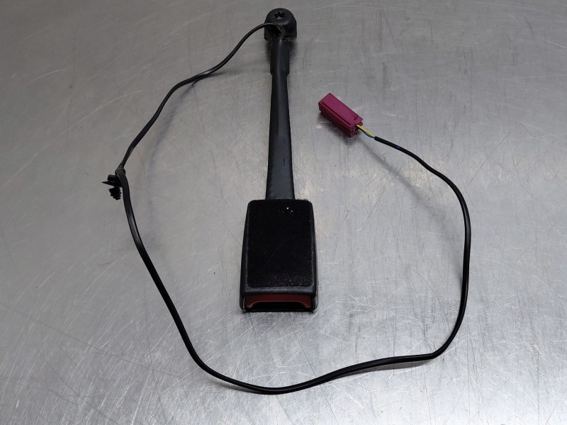 Recambio de enganche del cinturon delantero der para ford focus iii 1.6 tdci referencia OEM IAM 1852179  