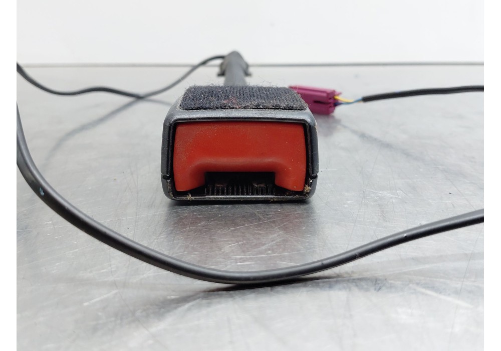Recambio de enganche del cinturon delantero der para ford focus iii 1.6 tdci referencia OEM IAM 1852179  