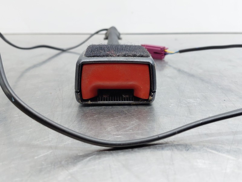 Recambio de enganche del cinturon delantero der para ford focus iii 1.6 tdci referencia OEM IAM 1852179  