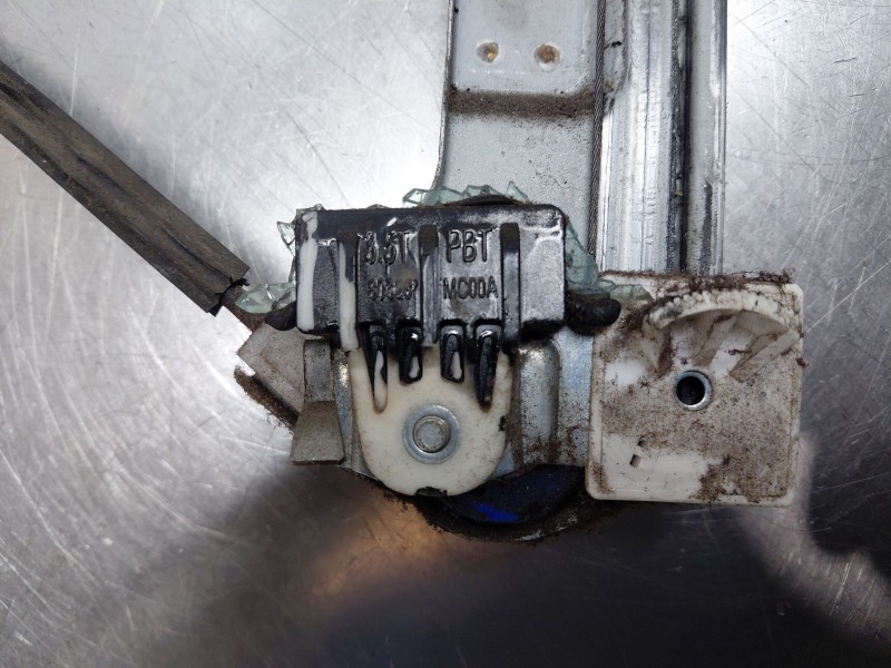 Recambio de elevalunas delantero izquierdo para nissan nt400 cabstar (f24m) 28.12, 32.12, 35.12 (f91an) referencia OEM IAM 80721