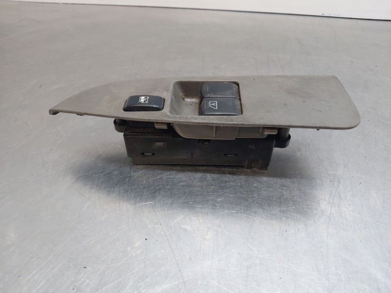 Recambio de mando elevalunas delantero izquierdo para nissan nt400 cabstar (f24m) 28.12, 32.12, 35.12 (f91an) referencia OEM IAM