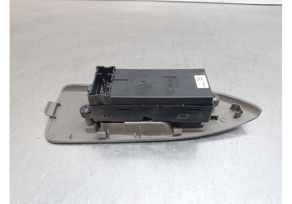 Recambio de mando elevalunas delantero izquierdo para nissan nt400 cabstar (f24m) 28.12, 32.12, 35.12 (f91an) referencia OEM IAM