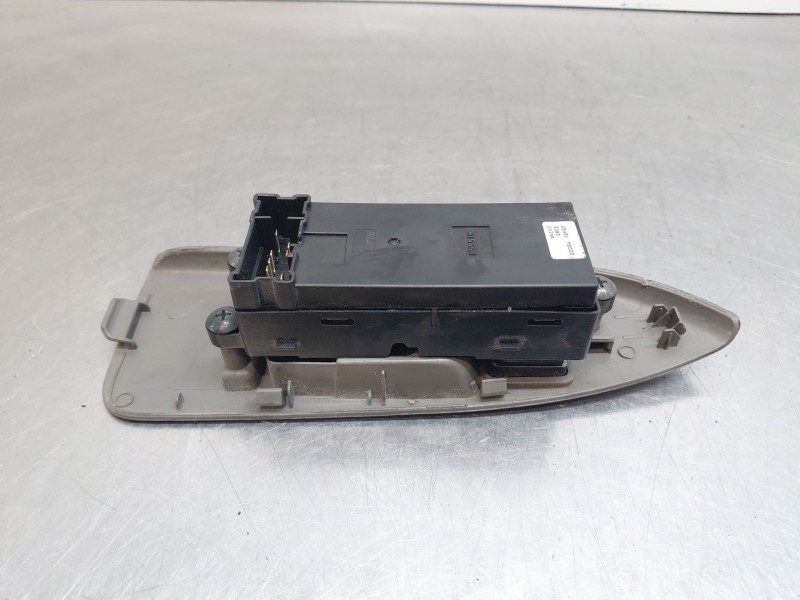Recambio de mando elevalunas delantero izquierdo para nissan nt400 cabstar (f24m) 28.12, 32.12, 35.12 (f91an) referencia OEM IAM