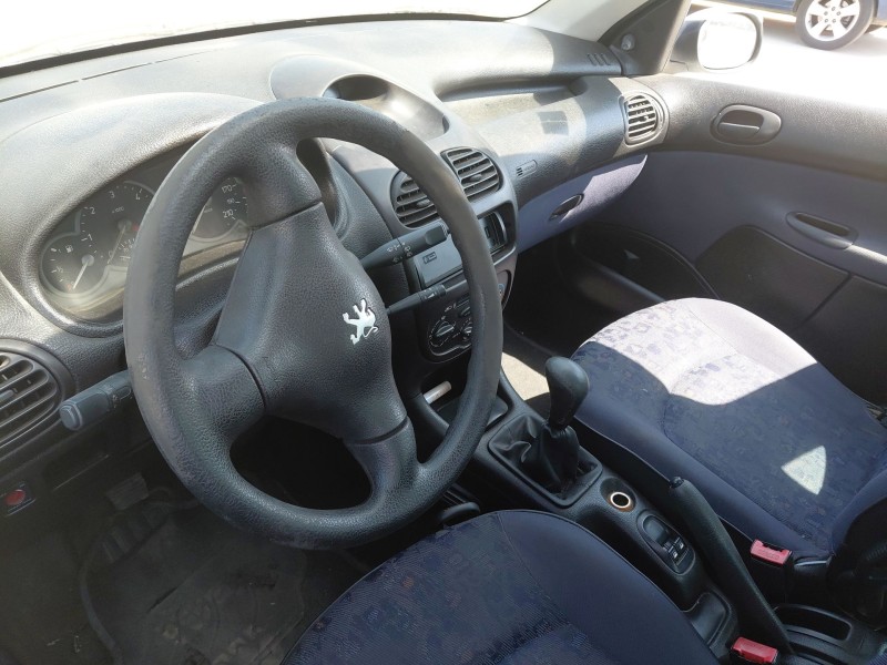 peugeot 206 sedán del año 2001