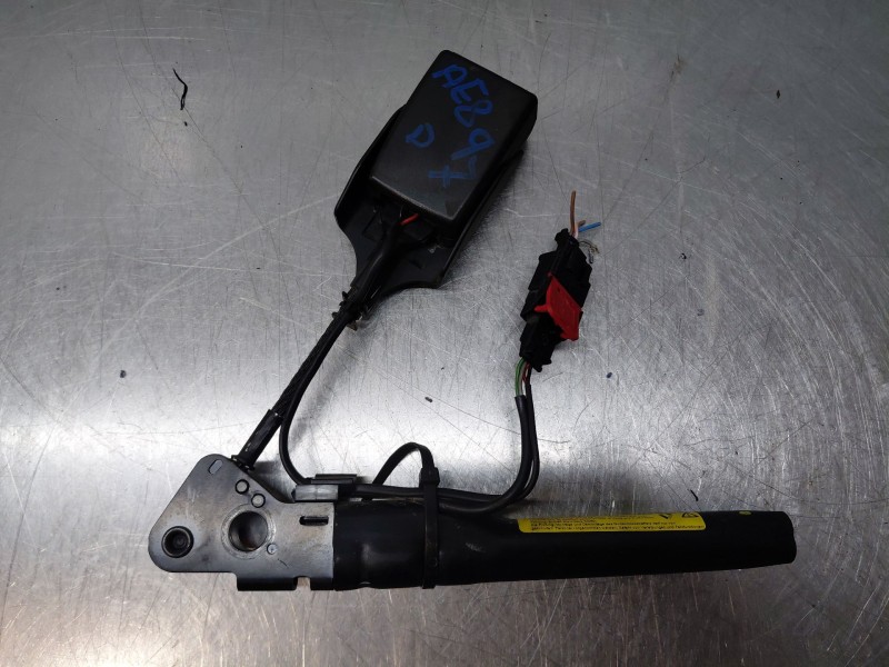 Recambio de pretensor airbag derecho para renault twingo ii (cn0_) 1.2 turbo (cn0c, cn0f) referencia OEM IAM   