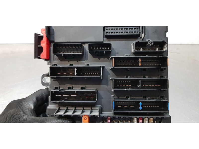 Recambio de caja reles / fusibles para opel vectra c berlina cosmo referencia OEM IAM 93184328  