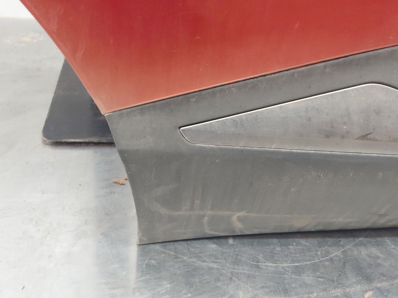 Recambio de puerta trasera derecha para renault captur techno referencia OEM IAM 821007384R  