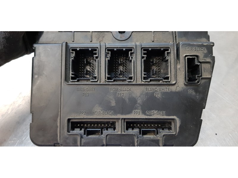 Recambio de caja reles / fusibles para renault megane ii berlina 5p privilege referencia OEM IAM 8200305576  