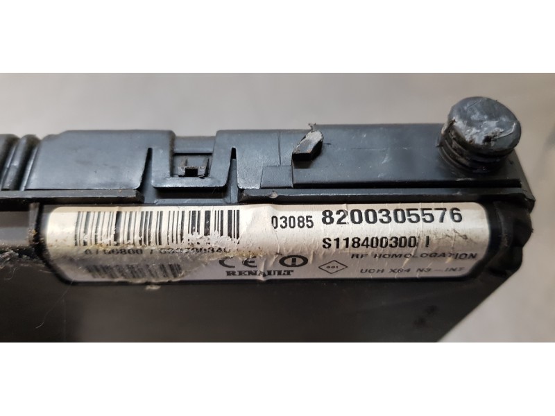 Recambio de caja reles / fusibles para renault megane ii berlina 5p privilege referencia OEM IAM 8200305576  