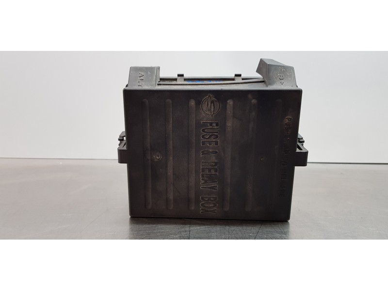 Recambio de caja reles / fusibles para ssangyong rodius xdi limited referencia OEM IAM A16065217 8235021340 