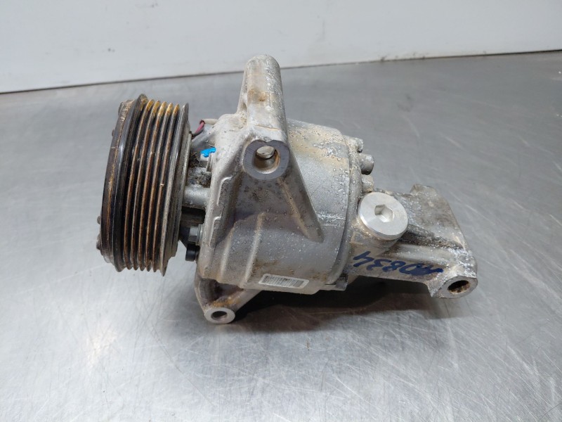 Recambio de compresor aire acondicionado para dacia sandero essential referencia OEM IAM 926001571R  