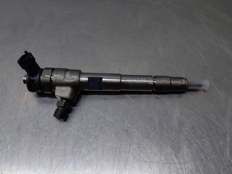 Recambio de inyector para dacia sandero essential referencia OEM IAM 0445110800  