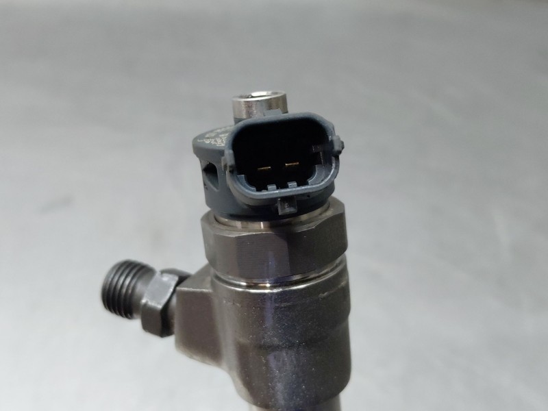 Recambio de inyector para dacia sandero essential referencia OEM IAM 0445110800  