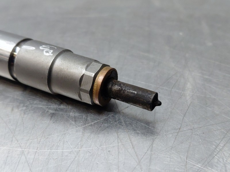 Recambio de inyector para dacia sandero essential referencia OEM IAM 0445110800  