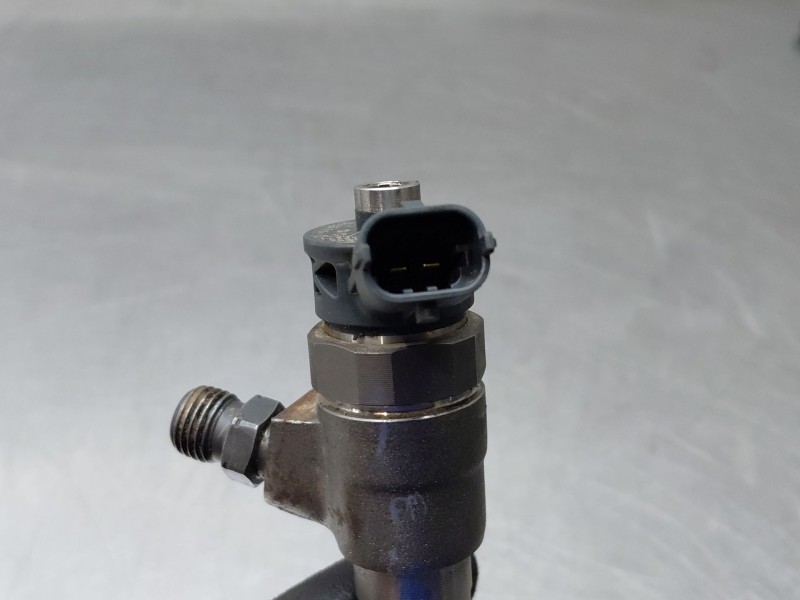 Recambio de inyector para dacia sandero essential referencia OEM IAM 0445110800  