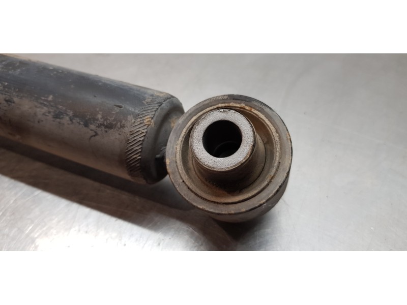 Recambio de amortiguador trasero izquierdo para hyundai tucson essence bluedrive 2wd referencia OEM IAM 55311D7000  