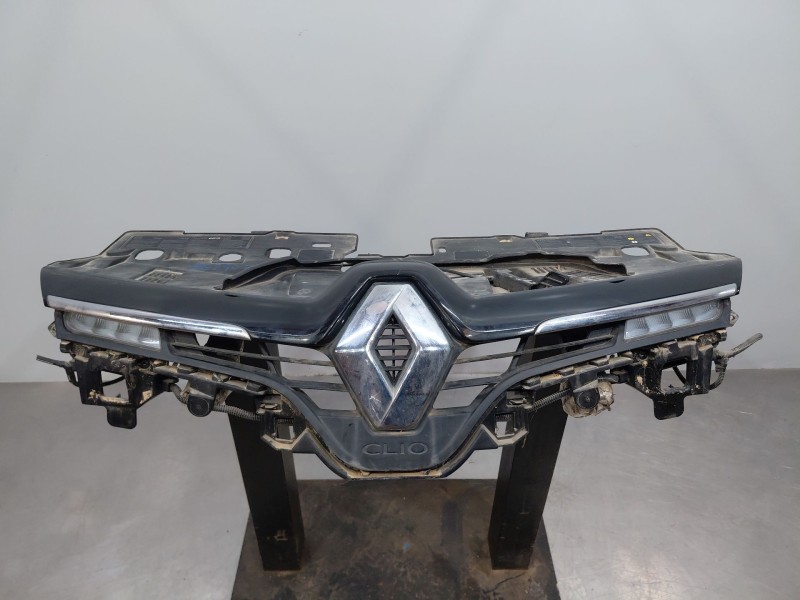 Recambio de rejilla delantera para renault clio iv life referencia OEM IAM 622568611R  