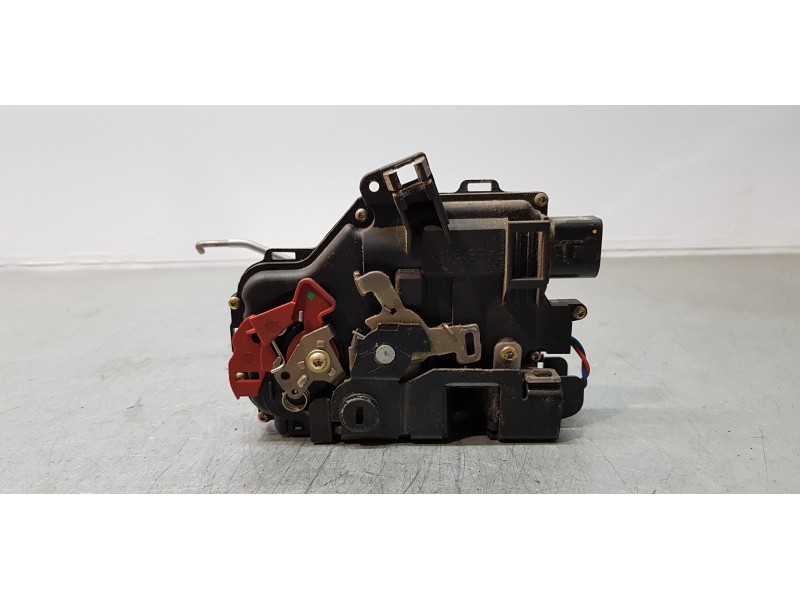 Recambio de cerradura puerta trasera izquierda para audi a4 berlina (8e) 2.4 referencia OEM IAM 8E0839015C  