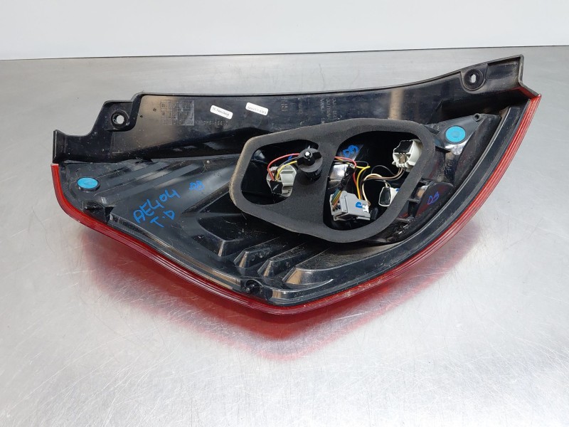 Recambio de piloto trasero derecho para ford fiesta (ccn) confort referencia OEM IAM 1877010  