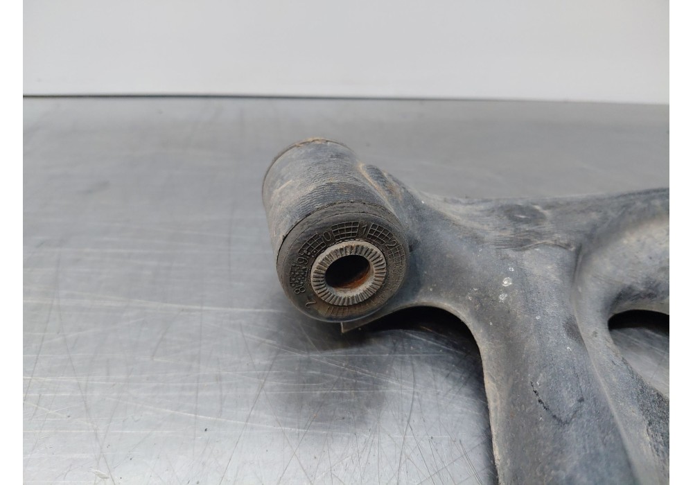 Recambio de brazo suspension inferior delantero derecho para peugeot 108 1.0 vti 72 referencia OEM IAM B000770180  