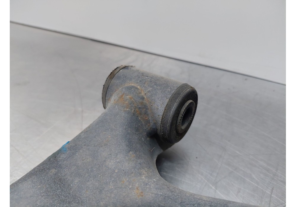 Recambio de brazo suspension inferior delantero izquierdo para peugeot 108 1.0 vti 72 referencia OEM IAM B000770280  