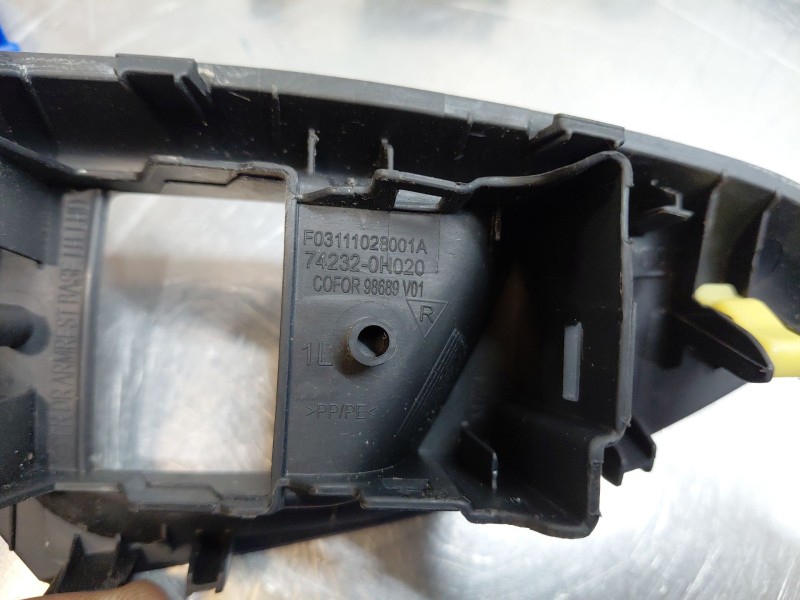Recambio de mando elevalunas delantero izquierdo para peugeot 108 1.0 vti 72 referencia OEM IAM 742320H020  