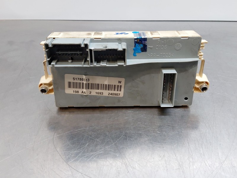 Recambio de caja reles / fusibles para fiat bravo ii (198_) 1.9 d multijet (198axc1b) referencia OEM IAM 51786513  