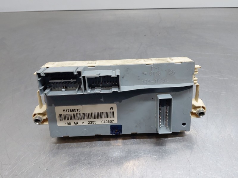 Recambio de caja reles / fusibles para fiat bravo (198) active referencia OEM IAM 51786513  
