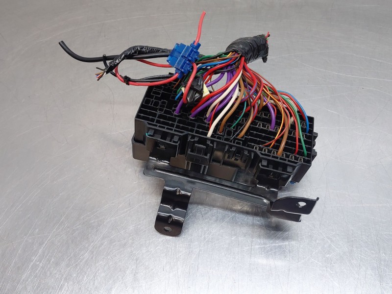 Recambio de caja reles / fusibles para mg zs suv referencia OEM IAM   