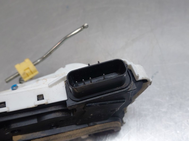 Recambio de cerradura puerta trasera derecha para mg zs suv referencia OEM IAM   
