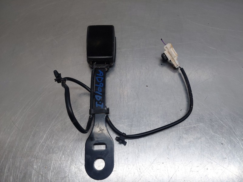 Recambio de enganche del cinturon delantero izq para mg zs suv referencia OEM IAM   