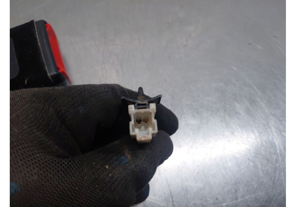 Recambio de enganche del cinturon delantero izq para mg zs suv referencia OEM IAM   