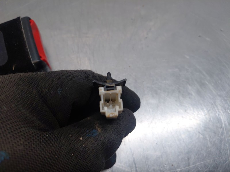 Recambio de enganche del cinturon delantero izq para mg zs suv referencia OEM IAM   