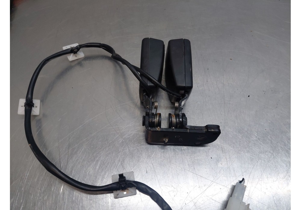 Recambio de enganche del cinturon trasero central para mg zs suv referencia OEM IAM   