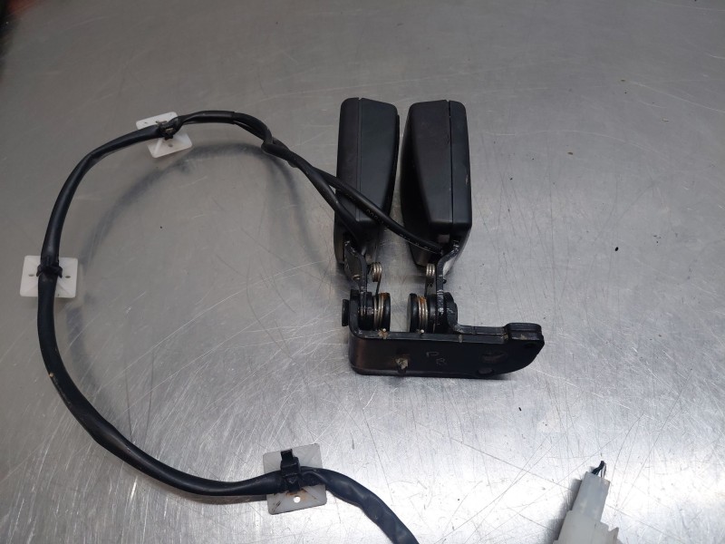 Recambio de enganche del cinturon trasero central para mg zs suv referencia OEM IAM   