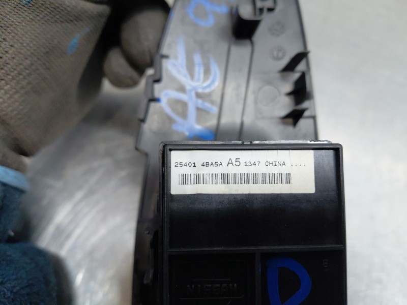 Recambio de mando elevalunas delantero izquierdo para nissan x-trail iv 2.5 dci 4wd referencia OEM IAM 254014BA5A  