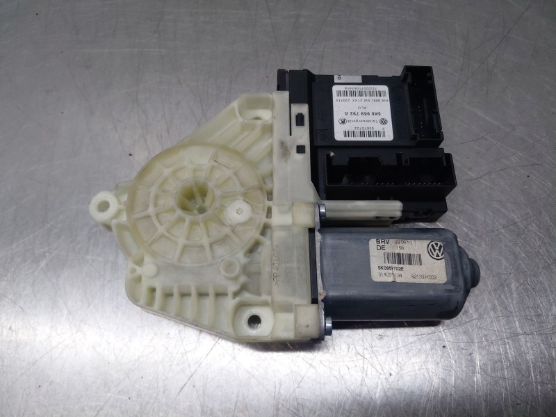 Recambio de motor elevalunas delantero derecho para volkswagen golf vi (5k1) 1.6 tdi referencia OEM IAM   