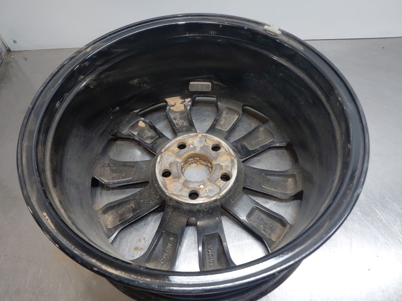 Recambio de llanta para toyota yaris cross mpx style referencia OEM IAM   