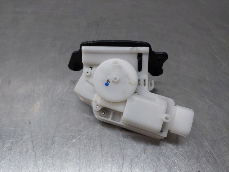 Recambio de cerradura maletero / porton para toyota yaris cross mpx style referencia OEM IAM 693500D220  