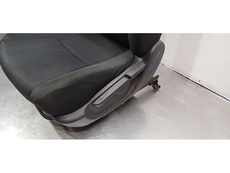 Recambio de asiento delantero izquierdo para toyota auris luna referencia OEM IAM 7144002N80B2   Recambio de asiento delantero izquierdo para toyota auris luna referencia OEM IAM 7144002N80B2