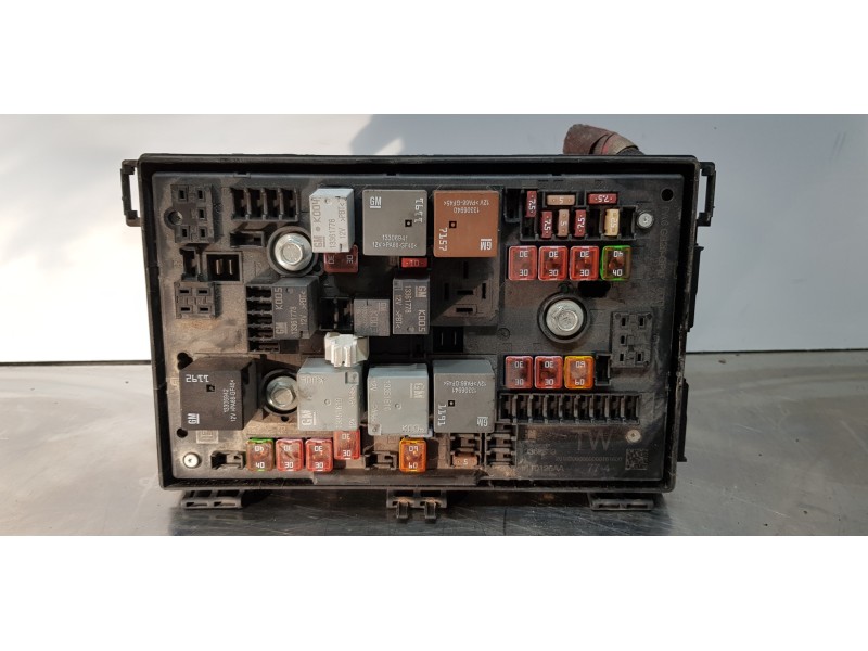 Recambio de caja reles / fusibles para opel zafira tourer selection referencia OEM IAM 13368639  