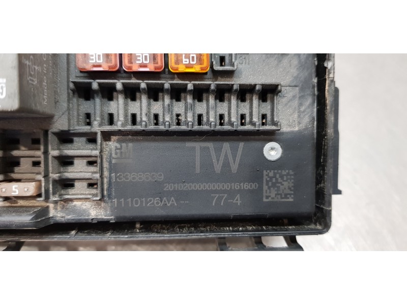 Recambio de caja reles / fusibles para opel zafira tourer selection referencia OEM IAM 13368639  