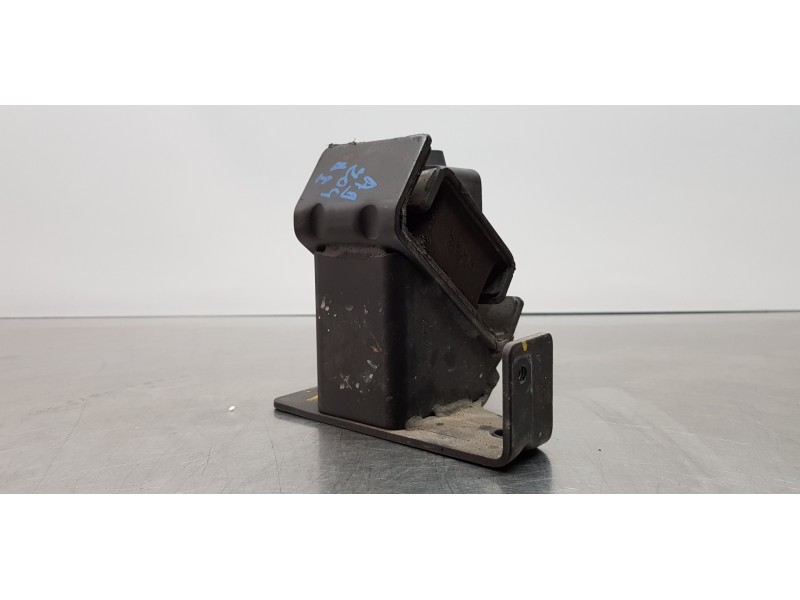 Recambio de soporte motor izquierdo para ssangyong rodius xdi limited referencia OEM IAM 2075021B00  