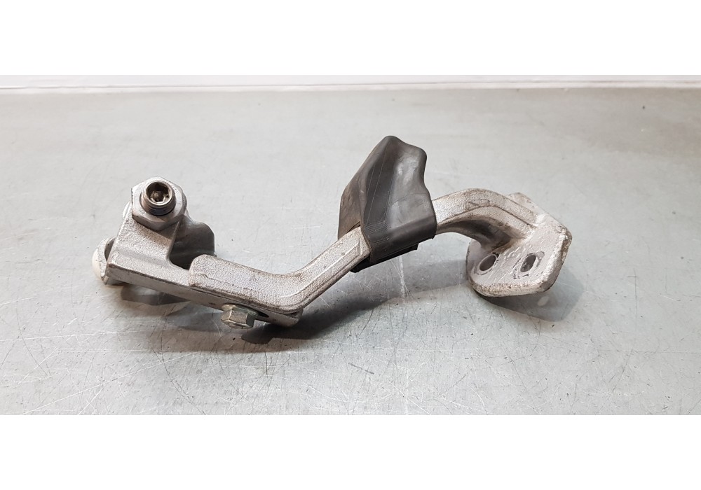 Recambio de soporte / guia puerta corredera para iveco daily caja cerrada furgón 3.5 t referencia OEM IAM 3804791  