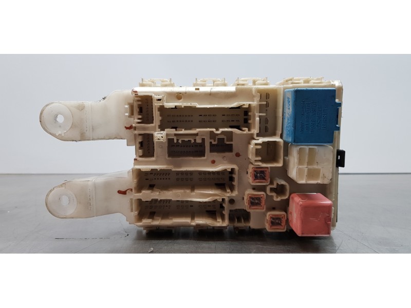 Recambio de caja reles / fusibles para toyota auris active referencia OEM IAM 8273002300  