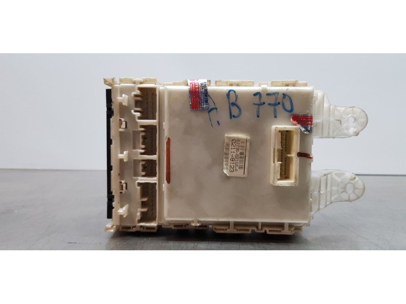 Recambio de caja reles / fusibles para toyota auris active referencia OEM IAM 8273002300  