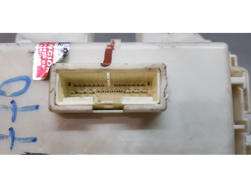 Recambio de caja reles / fusibles para toyota auris active referencia OEM IAM 8273002300  